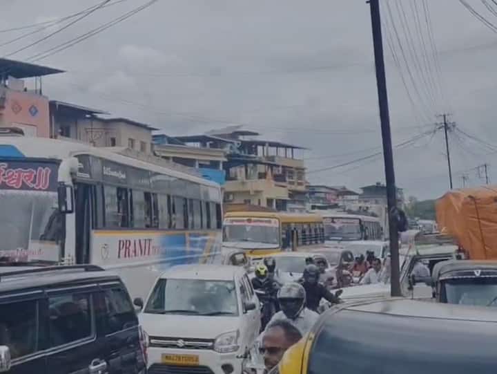 मुंबई-गोवा महामार्गावर मोठी वाहतूक कोंडी पाहायला मिळत आहे. वाहनांच्या मोठ्या रांगा लागल्या आहेत.