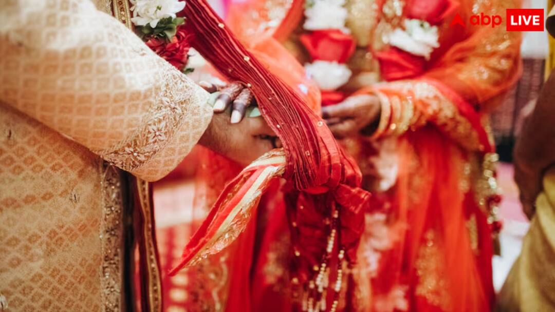 Bride In Hassan Karnataka refused to marry and walked out of the mandap with her boyfriend goes viral मंडप में दुल्हन ने किया ऐलान...बॉयफ्रेंड से करुंगी शादी! मंगलसूत्र हाथ में लिए देखता रहा दूल्हा और फिर...
