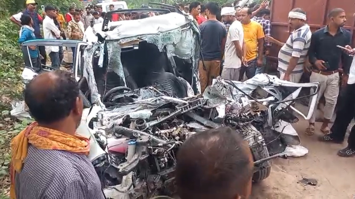 ट्रक से भीषण टक्कर में उड़े कार के परखच्चे, पटना से आ रहे तीन लोगों की मौत, सीवान में पसरा मातम