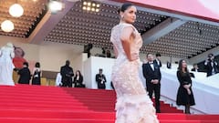 फ्लोरल गाऊन, नजरेचा काळा टिका; आलियाचा धमाकेदार कान्स डेब्यू