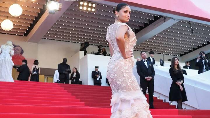 तिने पहिल्यांदाच या प्रतिष्ठित सोहळ्यात भाग घेतला आणि तिच्या प्रत्येक लूकमध्ये ती खूपच सुंदर दिसत होती.