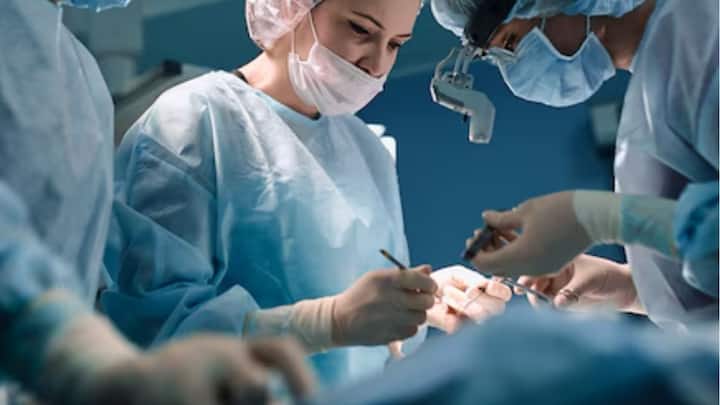 আমেরিকার সাদার্ন ক্যালিফের্নিয়ার সার্জনরা এই অসাধ্যসাধন করেছেন। ইউনিভার্সিটি অফ ক্যালিফোর্নিয়া, লস অ্যাঞ্জেলস (UCLA), ইউনিভার্সিটি অফ সাদার্ন ক্যালিফোর্নিয়ার চিকিৎসকরা মিলে এই সফল অস্ত্রোপচার করেছেন। ছবি: ফ্রিপিক।