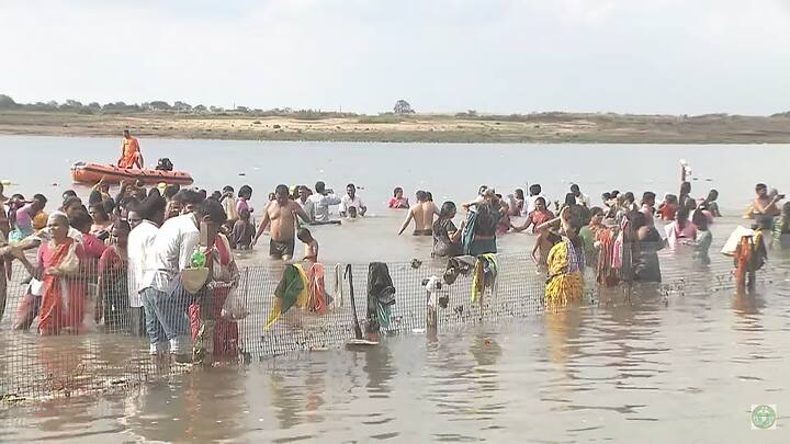 పుష్కర స్నానం ఆచరిస్తున్న భక్తులు