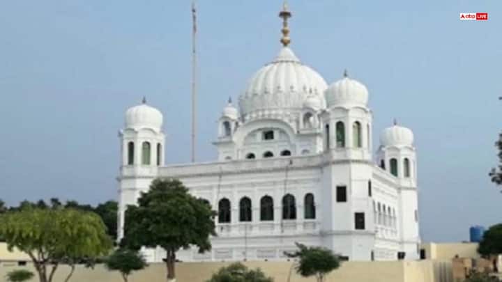 करतारपुर साहिब का ऐतिहासिक महत्व बहुत बड़ा है क्योंकि इसे गुरु नानक देवजी ने स्वयं बसाया था. यहीं पर उन्होंने अपने जीवन के अंतिम दिन बिताए और यहीं उनकी समाधि भी स्थित है. गुरु नानक ने यहां समाज में लंगर की परंपरा शुरू की, जहां स्त्री-पुरुष का भेद मिटाकर सभी को समान रूप से भोजन कराया जाता था.