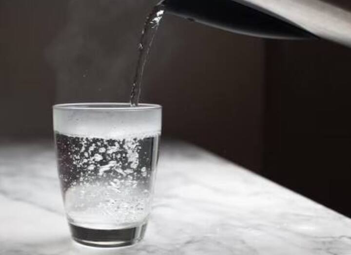 ਉਬਾਲ ਕੇ ਪਾਣੀ ਪੀਓ: ਮਾਨਸੂਨ ਦੌਰਾਨ ਟਾਈਫਾਈਡ ਅਤੇ ਦਸਤ ਵਰਗੀਆਂ ਬਿਮਾਰੀਆਂ ਆਮ ਹੋ ਜਾਂਦੀਆਂ ਹਨ। ਇਸ ਲਈ, ਘਰ ਵਿੱਚ ਸਿਰਫ਼ ਉਬਾਲਿਆ ਹੋਇਆ ਜਾਂ ਫਿਲਟਰ ਵਾਲਾ ਪਾਣੀ ਹੀ ਪੀਓ।