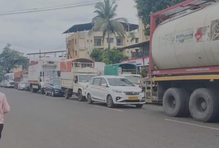 माणगाव आणि इंदापूर शहरात वाहनांच्या रांगाच रांगा लागल्याचे पाहायला मिळत आहे.