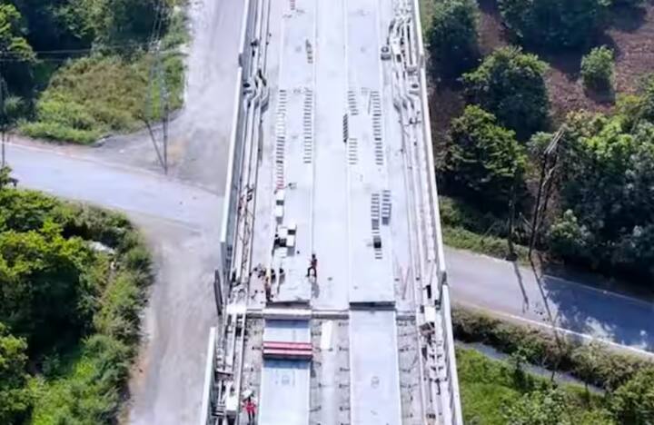 ਬੁਲੇਟ ਟ੍ਰੇਨ ਪ੍ਰੋਜੈਕਟ ਵਿੱਚ ਹੁਣ ਤੱਕ 383 ਕਿਲੋਮੀਟਰ ਖੰਭੇ, 401 ਕਿਲੋਮੀਟਰ ਨੀਂਹ ਅਤੇ 326 ਕਿਲੋਮੀਟਰ ਗਰਡਰ ਕਾਸਟਿੰਗ ਪੂਰੀ ਹੋ ਚੁੱਕੀ ਹੈ। ਸੂਰਤ ਦੇ ਨੇੜੇ 40 ਮੀਟਰ ਲੰਬਾ ਬਾਕਸ ਗਰਡਰ ਸਫਲਤਾਪੂਰਵਕ ਬਣਾਇਆ ਗਿਆ ਹੈ। 3 ਲੱਖ ਤੋਂ ਵੱਧ ਸ਼ੋਰ ਬੈਰੀਅਰ ਵੀ ਲਗਾਏ ਗਏ ਹਨ, ਜੋ ਸ਼ੋਰ ਨੂੰ ਕਾਫ਼ੀ ਹੱਦ ਤੱਕ ਘਟਾ ਦੇਣਗੇ।