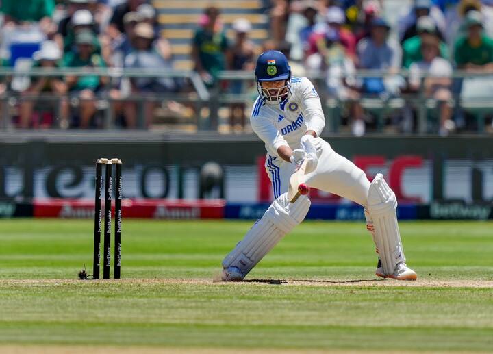 बीसीसीआई ने शनिवार को इंग्लैंड दौरे के लिए भारतीय टीम का एलान कर दिया. भारत और इंग्लैंड के बीच 20 जून से पांच मैचों की टेस्ट सीरीज खेली जानी है. इस सीरीज के लिए शानदार फॉर्म में चल रहे श्रेयस अय्यर को जगह नहीं मिली है. ऐसा क्यों हुआ, इसका जवाब चीफ सेलेक्टर अजीत अगरकर ने दिया है.