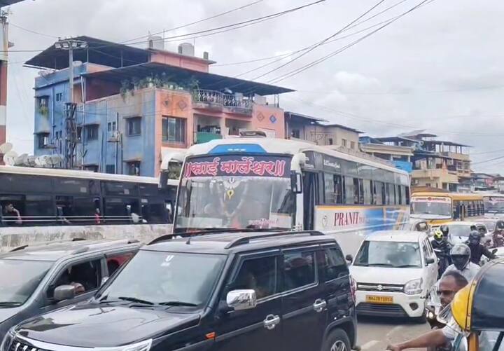 सध्या एका बाजुला पावसाला सुरुवात झाली आहे, तर दुसऱ्या बाजुला वाहतूक कोंडी आहे.