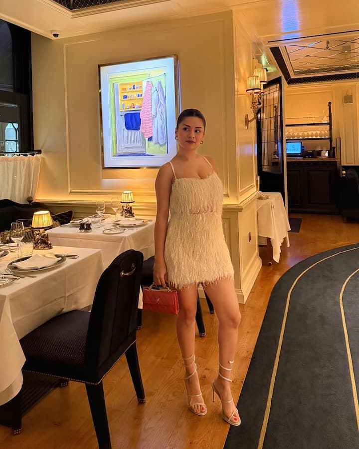 અવનીત કૌરે મેચિંગ હીલ્સ અને ગુલાબી હેન્ડ બેગ સાથે શાનદાર પોઝ આપ્યા છે. આ લુકમાં તે ખૂબ જ ગ્લેમરસ લાગી રહી છે.