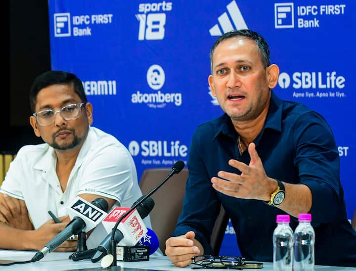 टेस्ट टीम अनाउंस करते समय चीफ सेलेक्टर अगरकर से पूछा गया कि डोमेस्टिक और वनडे क्रिकेट में शानदार प्रदर्शन के बाद भी अय्यर को टीम में क्यों नहीं चुना गया तो उन्होंने अजीब सा जवाब दिया. अगरकर ने कहा कि “हां, श्रेयस ने डोमेस्टिक क्रिकेट में अच्छा प्रदर्शन किया और वनडे में भी अच्छा किया है, लेकिन इस समय टेस्ट टीम में उनके लिए कोई जगह नहीं है.”