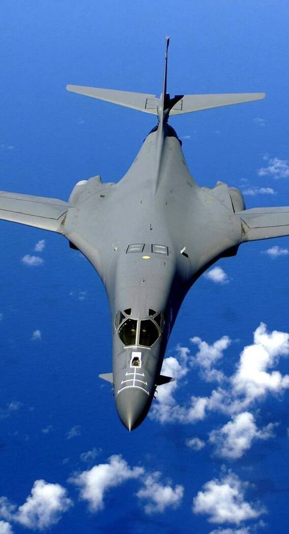 कितना खतरनाक है अमेरिका का बी-2 बॉम्बर?