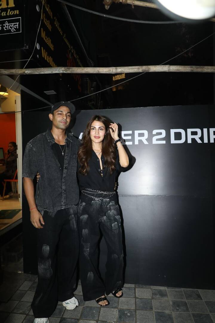 रिया चक्रवर्ती ने मुंबई में ये स्टोर अपने भाई शोविक के साथ मिलकर खोला है. दोनों ओपनिंग के दौरान ट्विनिंग किए नजर आए.