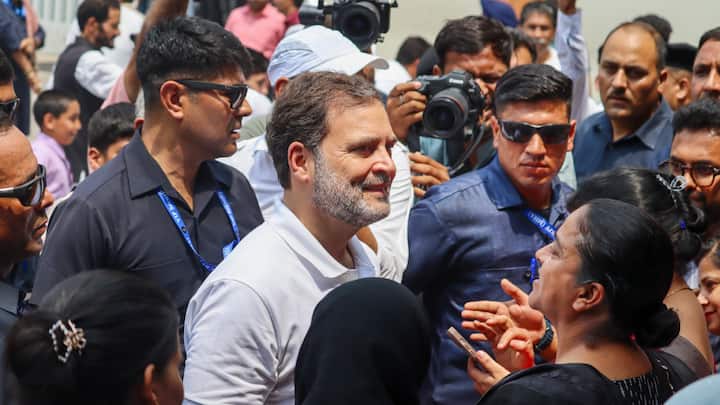 तारिक हमीद कर्रा ने कहा, ‘‘गांधी पहले ऐसे राष्ट्रीय नेता हैं जो प्रभावित आबादी के प्रति एकजुटता व्यक्त करने और उनका दर्द साझा करने के लिए उनके पास पहुंचे हैं.’’