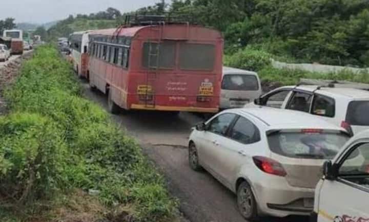 मुंबई-गोवा महामार्गावर नेहमीच मोठी वाहतूक कोंडी होताना पाहयला मिळत आहे.