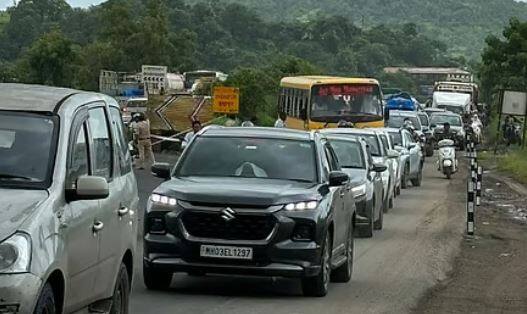 उन्हाळी सुट्टी संपल्यानंतर शेवटच्या वीकेंड मधील मुंबईकर चाकरमानी मुंबईकडे निघाल्याने वाहतूक कोंडी झाली आहे.