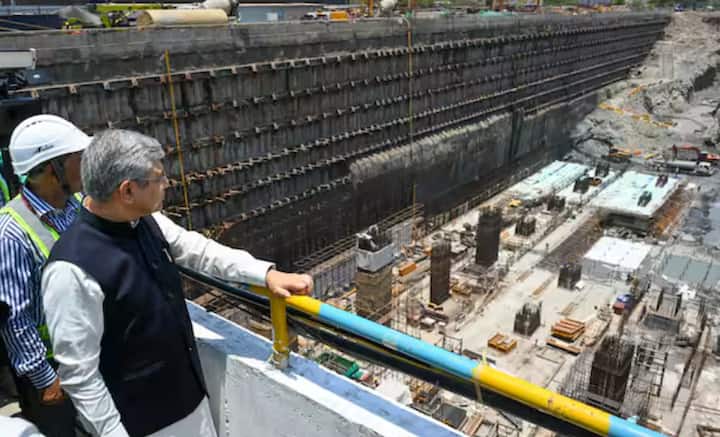 ਗੁਜਰਾਤ ਦੇ ਸੂਰਤ ਵਿੱਚ ਭਾਰਤ ਦਾ ਪਹਿਲਾ ਬੁਲੇਟ ਟ੍ਰੇਨ ਸਟੇਸ਼ਨ ਲਗਭਗ ਤਿਆਰ ਹੈ। ਬਾਕੀ ਕੰਮ ਵੀ ਤੇਜ਼ੀ ਨਾਲ ਪੂਰਾ ਕੀਤਾ ਜਾ ਰਿਹਾ ਹੈ। ਭਾਰਤ ਦੀ ਸਭ ਤੋਂ ਜ਼ਿਆਦਾ ਉਡੀਕੀ ਜਾਣ ਵਾਲੀ ਪਹਿਲੀ ਬੁਲੇਟ ਟ੍ਰੇਨ, ਜੋ ਮੁੰਬਈ ਅਤੇ ਅਹਿਮਦਾਬਾਦ ਵਿਚਕਾਰ ਚੱਲੇਗੀ, ਹੁਣ ਥੋੜੇ ਸਮੇਂ ਵਿੱਚ ਹੀ ਤਿਆਰ ਹੋਣ ਵਾਲੀ ਹੈ। ਰੇਲ ਮੰਤਰੀ ਅਸ਼ਵਨੀ ਵੈਸ਼ਨਵ ਨੇ ਹਾਲ ਹੀ ਵਿੱਚ ਇੱਕ ਵੀਡੀਓ ਸਾਂਝਾ ਕੀਤਾ ਅਤੇ ਕਿਹਾ ਕਿ ਹੁਣ ਤੱਕ 300 ਕਿਲੋਮੀਟਰ ਲੰਬਾ ਵਾਇਆਡਕਟ ਪੂਰਾ ਹੋ ਚੁੱਕਾ ਹੈ।