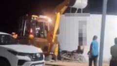 ब्यावर में बर्बरता की हद पार, सीमेंट चोरी के आरोप में युवक JCB पर उल्टा लटकाकर बुरी तरह पीटा