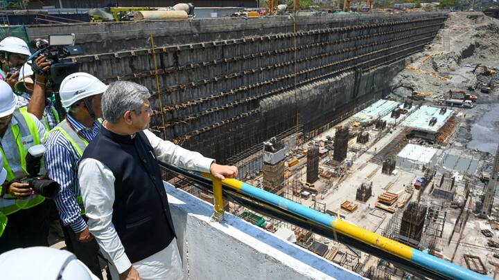 भारत की बहुप्रतीक्षित पहली बुलेट ट्रेन, जो मुंबई और अहमदाबाद के बीच चलेगी, अब हकीकत के और करीब पहुंच चुकी है. रेल मंत्री अश्विनी वैष्णव ने हाल ही में एक वीडियो साझा कर बताया कि अब तक 300 किलोमीटर लंबा वायाडक्ट तैयार हो चुका है.