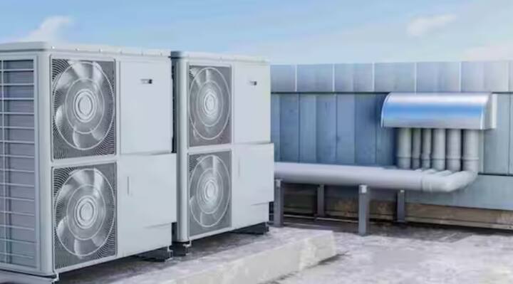 ਕੁਝ ਹੋਰ ਟਿਪਸ, ਜੋ ਕਿ ਬਿੱਲ ਘਟ ਕਰਨ ਵਿੱਚ ਮਦਦ ਕਰਨਗੇ। ਕਮਰੇ ਨੂੰ ਚੰਗੀ ਤਰ੍ਹਾਂ ਬੰਦ ਕਰੋ ਤਾਂ ਜੋ ਠੰਡੀ ਹਵਾ ਬਾਹਰ ਨਾ ਨਿਕਲੇ। ਦਿਨ ਵੇਲੇ ਪਰਦੇ ਖਿੱਚ ਕੇ ਰੱਖੋ ਤਾਂ ਜੋ ਸੂਰਜ ਦੀ ਰੌਸ਼ਨੀ ਅੰਦਰ ਨਾ ਆਵੇ। ਨਿਯਮਤ ਸਰਵਿਸਿੰਗ AC ਦੀ ਕੁਸ਼ਲਤਾ ਨੂੰ ਬਣਾਈ ਰੱਖਦੀ ਹੈ। ਇੱਕ ਇਨਵਰਟਰ ਏਸੀ ਜਾਂ 5-ਸਟਾਰ ਰੇਟਿੰਗ ਵਾਲਾ ਮਾਡਲ ਚੁਣੋ, ਜੋ ਘੱਟ ਬਿਜਲੀ ਦੀ ਖਪਤ ਕਰਦਾ ਹੈ।