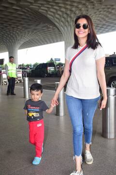 बेटे का हाथ थामे एयरपोर्ट पर स्पॉट हुईं काजल अग्रवाल, सिंपल लुक में भी लगीं खूबसूरत, देखें तस्वीरें