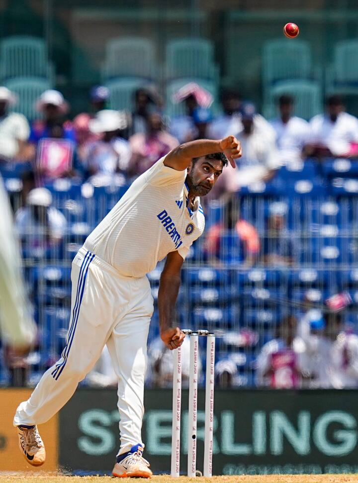 पूर्व स्पिन गेंदबाज रविचंद्रन अश्विन इस बार इंग्लैंड दौरे पर नहीं दिखेंगे. उन्होंने ऑस्ट्रेलिया दौरे पर ही टेस्ट क्रिकेट से संन्यास ले लिया था. वहीं अक्षर पटेल जो भारत के लिए तीनों फॉर्मेट में शानदार प्रदर्शन करते आए हैं. उन्हें भी इंग्लैंड दौरे के लिए नहीं चुना गया है.