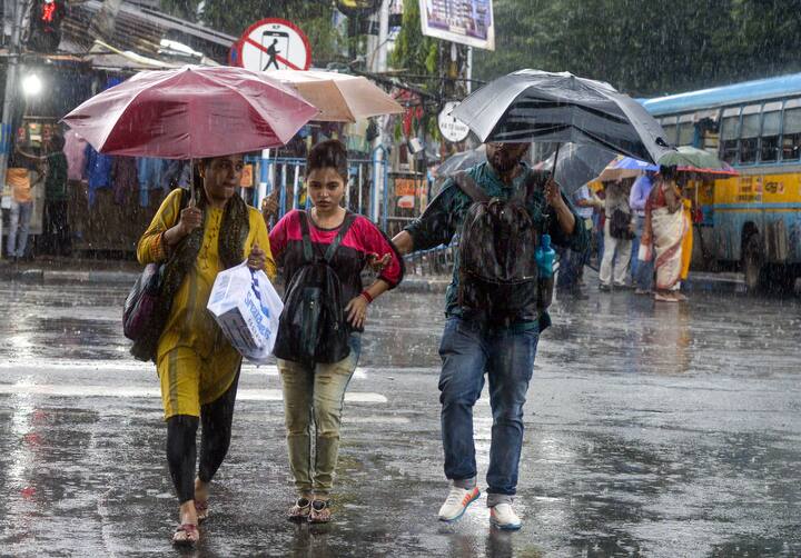 বুধবার থেকে ভারী বৃষ্টি দক্ষিণবঙ্গে। আগামী বুধবার বৃহস্পতি ও শুক্রবার ভারী বৃষ্টি বিভিন্ন জেলাতে। বুধবার বেশি বৃষ্টির সম্ভাবনা উত্তর ও দক্ষিণ ২৪ পরগনা পূর্ব পশ্চিম মেদিনীপুর এবং ঝাড়গ্রাম জেলায়।