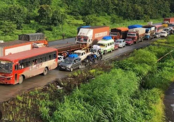 मुंबई-गोवा महामार्गावर मोठी वाहतूक कोंडी पाहायला मिळत आहे. वाहनांच्या मोठ्या रांगा लागल्या आहेत.