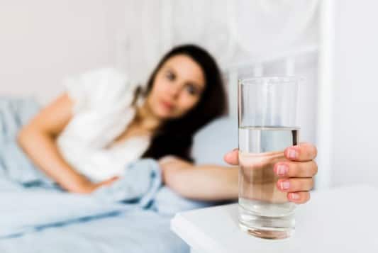 कमरे की नमी बनाए रखता है पानी: एसी चलने से कमरे की हवा सूख जाती है, जिससे ड्रायनेस बढ़ती है. पानी का बर्तन कमरे में नमी बनाए रखता है और त्वचा और सांस लेने में राहत मिलती है.