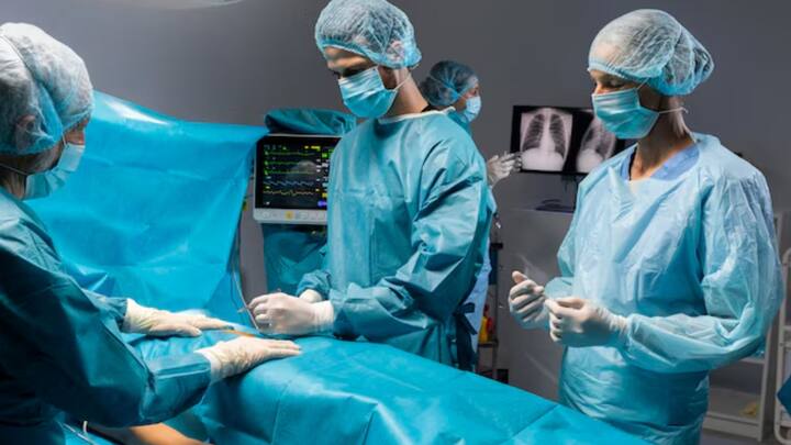 অতি সম্প্রতি এক ডোনারের খোঁজ পান চিকিৎসক নাসিরি। সেই ব্যক্তির সঙ্গে অস্কারের মূত্রথলি ম্যাচ করে যায়। সেই মতো ডোনারের থেকে অঙ্গ সংগ্রহ করে UCLA-তে আনা হয়। এর পর দীর্ঘ আট ঘণ্টার অস্ত্রোপচারে অস্কারের শরীরে মূত্রথলিটি প্রতিস্থাপিত করা হয়। ছবি: ফ্রিপিক।