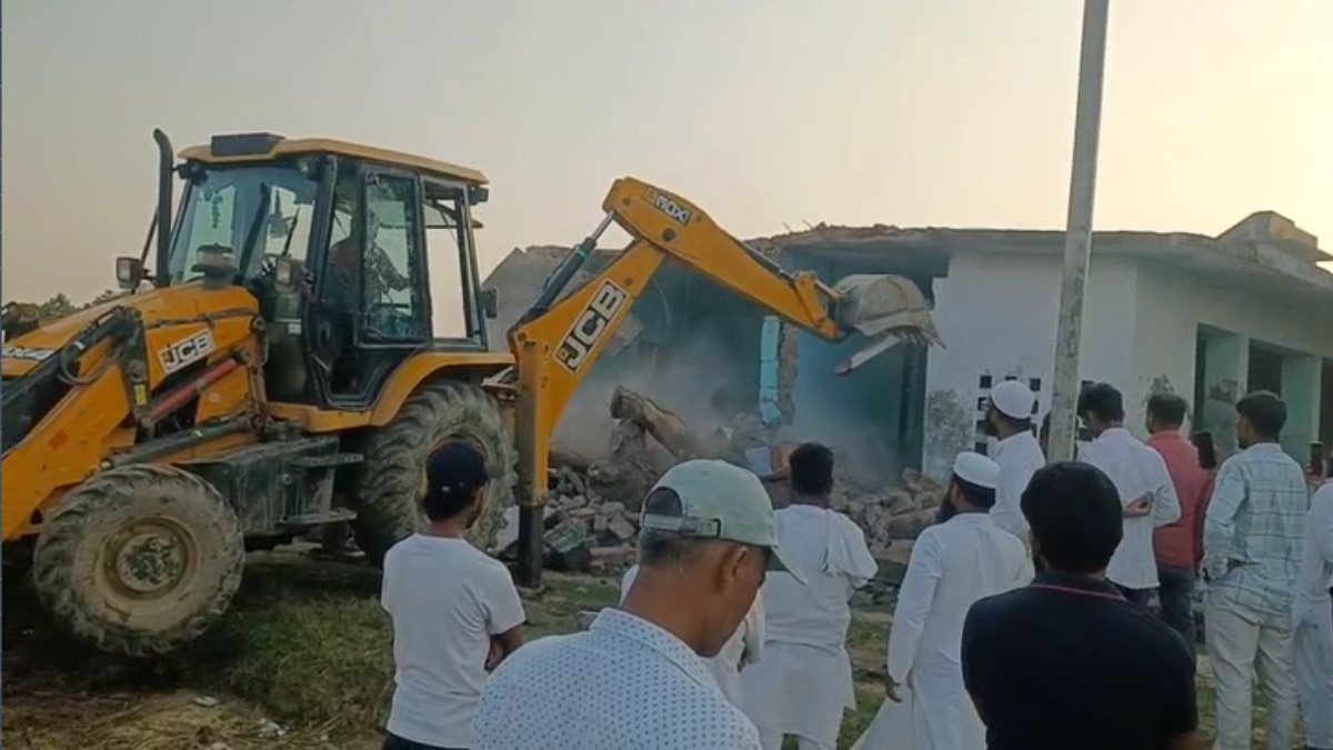 सिद्धार्थनगर में सरकारी जमीन पर बना मदरसा ध्वस्त, अब तक 37 मदरसों पर हुई कार्रवाई