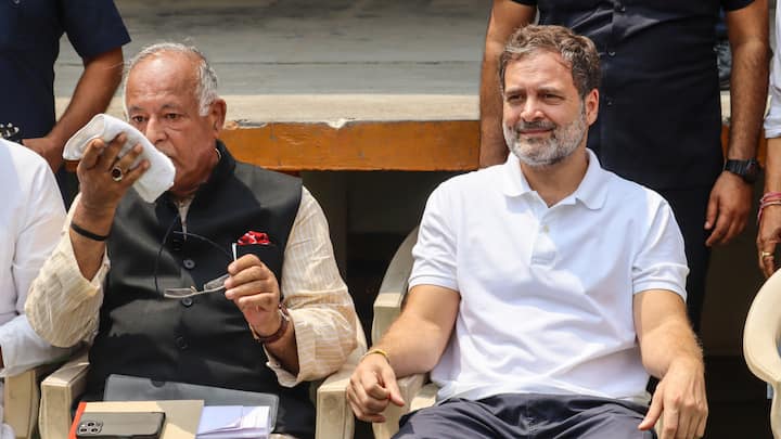 कांग्रेस नेता राहुल गांधी इस महीने की शुरुआत में पाकिस्तानी सेना की तरफ से सीमा पार से की गई गोलाबारी के पीड़ितों से मिलने के लिए शनिवार (24 मई) को जम्मू-कश्मीर के पुंछ जिले में पहुंचे.