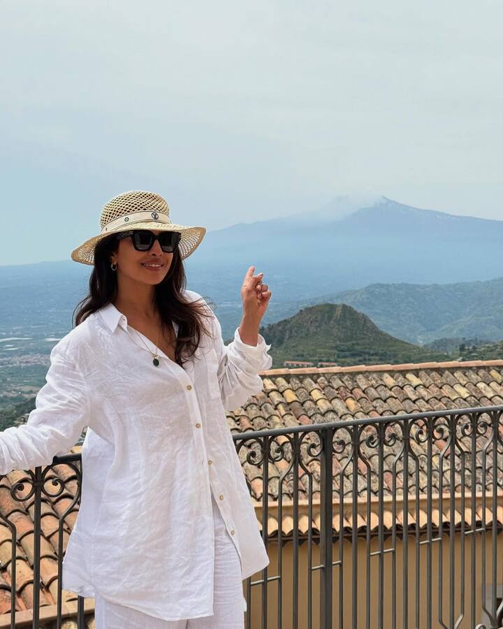Priyanka has fulfilled her look with open hair, settlement makeup and a round cap on the head.