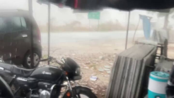 ભારે પવન ફૂંકાવાને કારણે ઘણી જગ્યાએ મિની વાવાઝોડા જેવી સ્થિતિનો અનુભવ થયો હતો, જેના કારણે સ્થાનિકોમાં થોડી ચિંતા પણ જોવા મળી હતી.