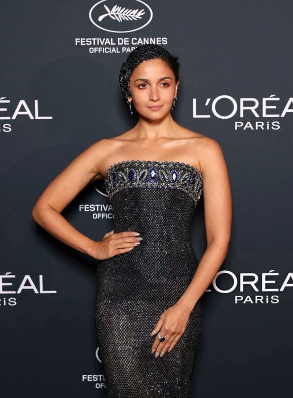 Alia Bhatt wore only bluestone ear rings and diamond ring in accessories. At the same time, matching headpiece from her gown was drawing the most attention.
