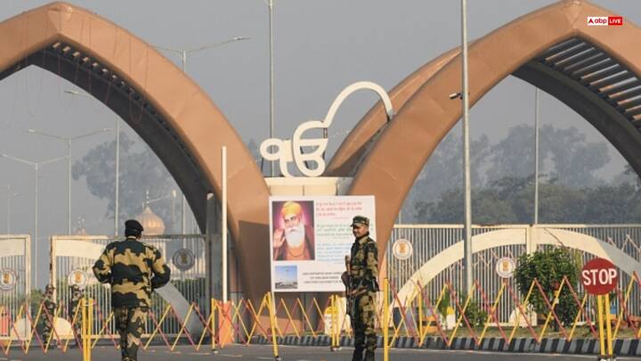 गुरुद्वारे के आसपास का क्षेत्र अक्सर घनी हाथी घास से ढका रहता है. पाकिस्तान सरकार समय-समय पर इस घास को साफ करवाती है ताकि भारतीय सीमा से लोग दूरबीन के जरिए करतारपुर साहिब के दर्शन कर सकें. 1522 में गुरु नानक के समय यहां एक झोपड़ीनुमा स्थल बनाया गया था, जिसे आगे चलकर बड़े गुरुद्वारे का रूप दिया गया.