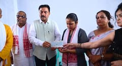 पहलगाम हमले में मार गए शुभम के परिवार से मिले असम के मंत्री, पत्नी ऐशान्या को दिया 5 लाख का चेक