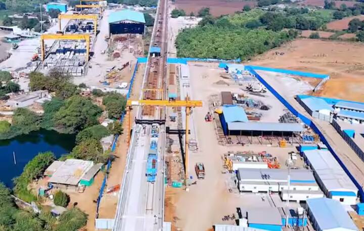 ਹਾਈ-ਸਪੀਡ ਰੇਲ ਪ੍ਰੋਜੈਕਟ ਦੇ ਤਹਿਤ ਸ਼ਾਮਲ ਪ੍ਰਮੁੱਖ ਸਟੇਸ਼ਨਾਂ ਦੀ ਗੱਲ ਕਰੀਏ ਤਾਂ ਉਨ੍ਹਾਂ ਵਿੱਚ ਮੁੰਬਈ (ਬਾਂਦਰਾ-ਕੁਰਲਾ ਕੰਪਲੈਕਸ), ਠਾਣੇ, ਵਿਰਾਰ, ਵਾਪੀ, ਬਿਲੀਮੋਰਾ, ਸੂਰਤ, ਭਰੂਚ, ਵਡੋਦਰਾ ਅਤੇ ਅਹਿਮਦਾਬਾਦ ਸ਼ਾਮਲ ਹਨ।