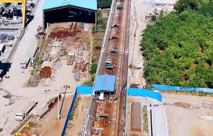 ਇਸ ਹਾਈ-ਸਪੀਡ ਰੇਲ ਪ੍ਰੋਜੈਕਟ ਵਿੱਚ ਕੁੱਲ 12 ਸਟੇਸ਼ਨ ਬਣਾਏ ਜਾ ਰਹੇ ਹਨ, ਜਿਨ੍ਹਾਂ ਵਿੱਚੋਂ ਕੁਝ 'ਤੇ ਕੰਮ ਅੰਤਿਮ ਪੜਾਅ 'ਤੇ ਹੈ। ਇਸ ਤੋਂ ਇਲਾਵਾ, ਮਹਾਰਾਸ਼ਟਰ ਅਤੇ ਗੁਜਰਾਤ ਵਿੱਚ ਨਿਰਵਿਘਨ ਰੱਖ-ਰਖਾਅ ਅਤੇ ਸੰਚਾਲਨ ਨੂੰ ਯਕੀਨੀ ਬਣਾਉਣ ਲਈ ਵਿਸ਼ੇਸ਼ ਡਿਪੂ ਵੀ ਬਣਾਏ ਜਾ ਰਹੇ ਹਨ।