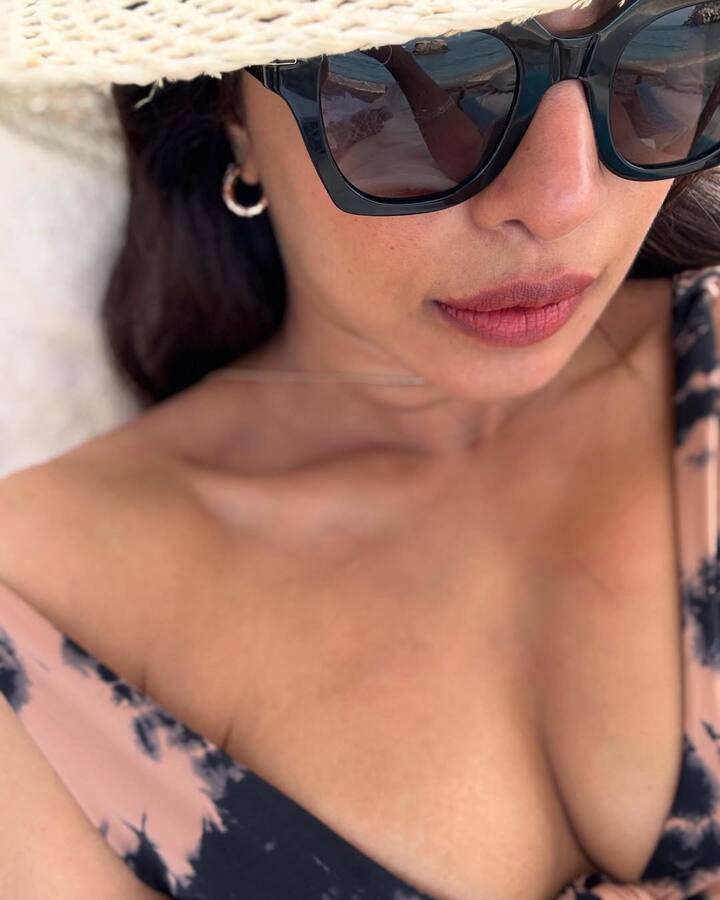 Priyanka's bikini look has been seen in one of these pictures. In the picture, the actress was seen taking selfies.