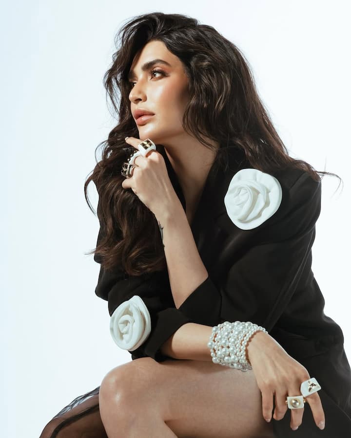 एक्ट्रेस ने इस हसीन अवतार में कैमरे के सामने एक से बढ़कर एक पोज दिए. जिसमें उनकी अदाएं देखते ही बन रही हैं.