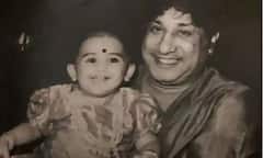 சிவாஜி கணேசன் தூக்கி வைத்திருக்கும் இந்த குழந்தை 3 கல்யாணம் செய்த விஜய் பட ஹீரோயினா?
