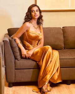 Meenakshi Chaudhary: బంగారు చేపలా ఉన్న మీనూ.. ఈ లుక్ కి ఫిదా అయిపోతారు!