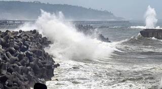 Weather Update : कोकण किनारपट्टीवर काळ्याकुट्ट ढगांची गर्दी, अरबी समुद्र खवळणार; अतिवृष्टीचा रेड अलर्ट, पुढील दोन दिवस कसं असेल हवामान?