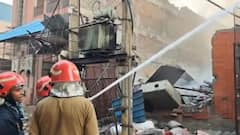 Delhi Fire: दिल्ली के बवाना में भीषण आग, जोरदार ब्लास्ट से ढह गई इमारत, मचा हड़कंप