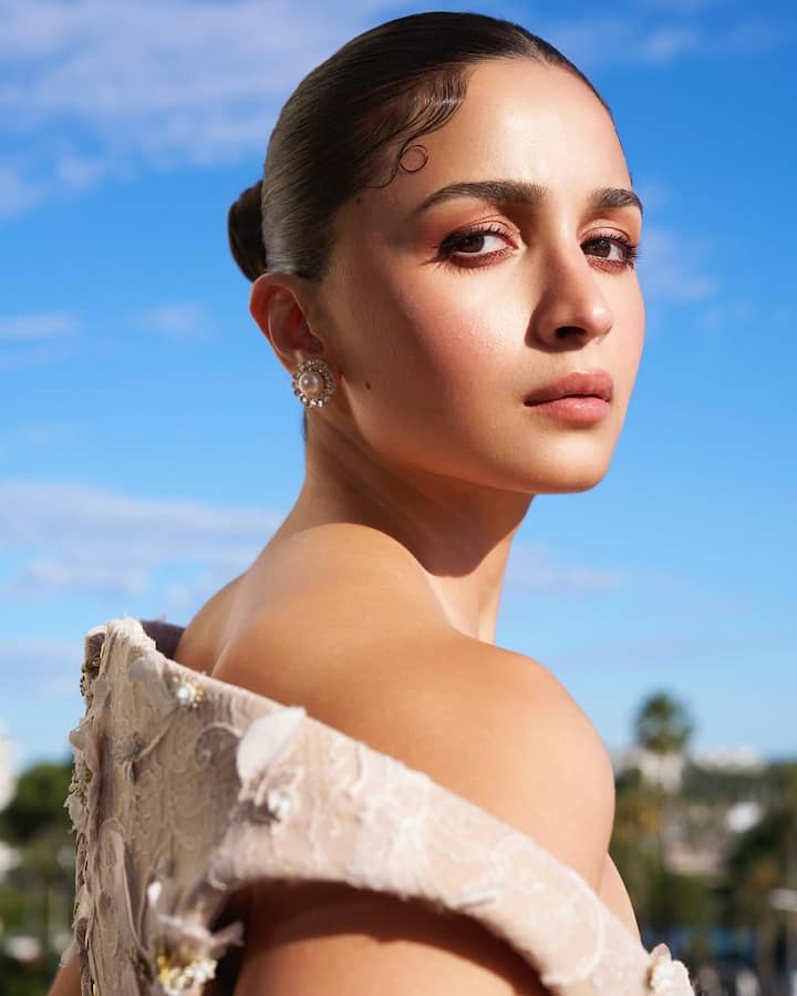 The actress completed her look with settlement makeup without jewelery. Seeing this, the fans had said that Queen reached Cannes.