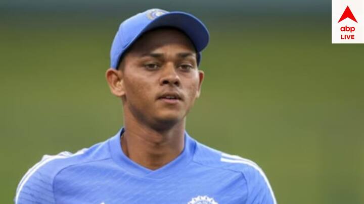 ইংল্যান্ডের বিরুদ্ধে ১৮ সদস্যের ভারতীয় স্কোয়াড ঘোষণা করে ফেলেছে বিসিসিআই। রোহিত, বিরাটহীন স্কোয়াডে অনেক নতুন মুখ সুযোগ পেয়েছেন। হেডিংলেতে প্রথম টেস্টের সম্ভাব্য একাদশে কে কে থাকতে পারেন, দেখা যাক। ওপেনিংয়ে নিঃসন্দেহে খেলবেন তরুণ জশস্বী জয়সওয়াল।