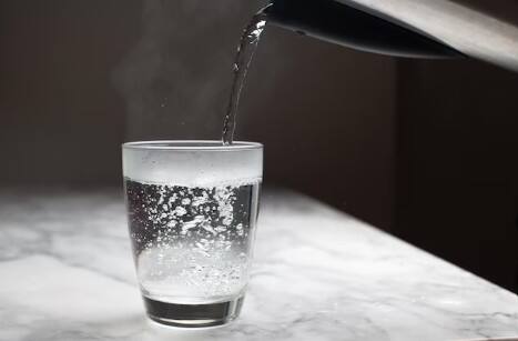 उबला हुआ पानी पिएं: मानसून में पानी से जुड़ी बीमारियां जैसे टाइफॉइड और डायरिया आम हो जाती हैं. इसलिए घर पर उबला हुआ या फिल्टर्ड पानी ही पिएं.