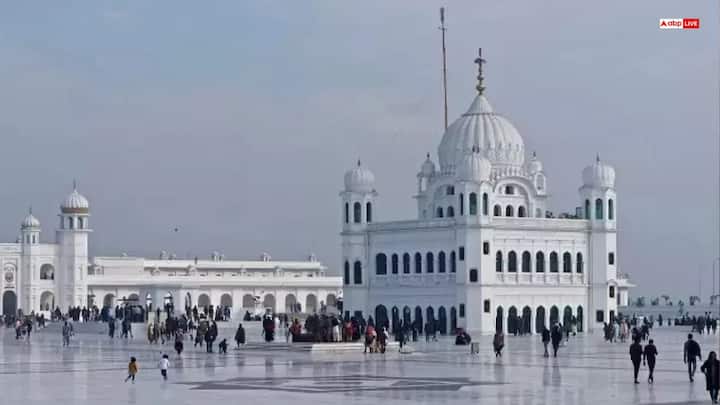 गुरु नानक देव के पिता का नाम मेहता कालू और माता का नाम तृप्ता देवी था. उनकी बहन का नाम नानकी था, जिनसे उनका बहुत गहरा संबंध था. बचपन में ही उनके व्यक्तित्व में दिव्यता के चिह्न देखे गए, जिससे गांववाले उन्हें विशेष मानने लगे. गुरु नानक ने सिख धर्म की स्थापना कर समाज में फैली कुरीतियों को दूर करने के लिए कई यात्राएं कीं.