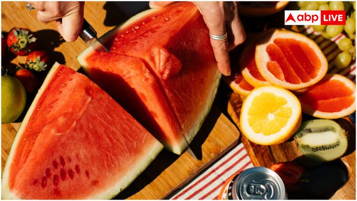 तरबूज के गूदे में भरपूर चीनी और पानी होता है, जो बैक्टीरिया के लिए आदर्श वातावरण बनाते हैं. अगर कटे हुए तरबूज को कमरे के तापमान पर दो घंटे से ज्यादा छोड़ दिया जाए तो बैक्टीरिया तेजी से बढ़ सकते हैं.